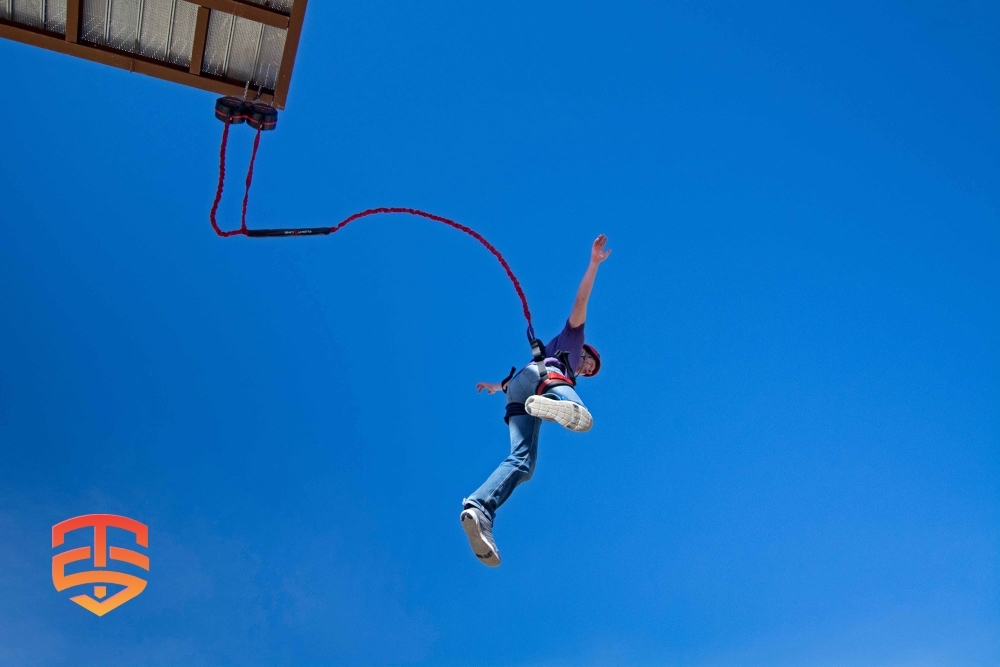 El FlightLine Free Fall, lleno de adrenalina, es perfecto para carnavales, ferias, parques temáticos, parques de diversiones y parques de aventuras.