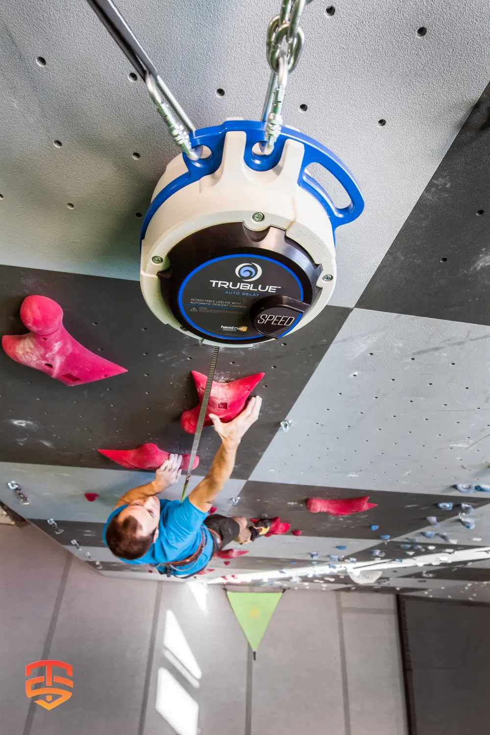 Das Selbstsicherungsgerät TRUBLUE Speed ​​​​hat den gleichen Ruf für Zuverlässigkeit und Qualität wie das Selbstsicherungsgerät TRUBLUE, wurde jedoch speziell für das Wettkampf- und Speed-Klettertraining entwickelt.
