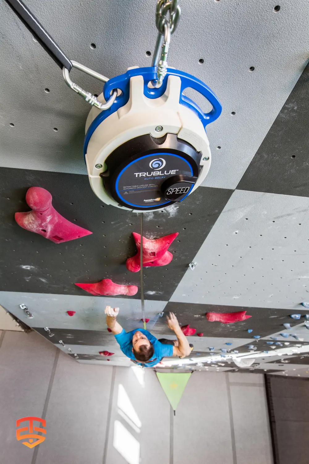 Das Selbstsicherungsgerät TRUBLUE Speed ​​​​hat den gleichen Ruf für Zuverlässigkeit und Qualität wie das Selbstsicherungsgerät TRUBLUE, wurde jedoch speziell für das Wettkampf- und Speed-Klettertraining entwickelt.