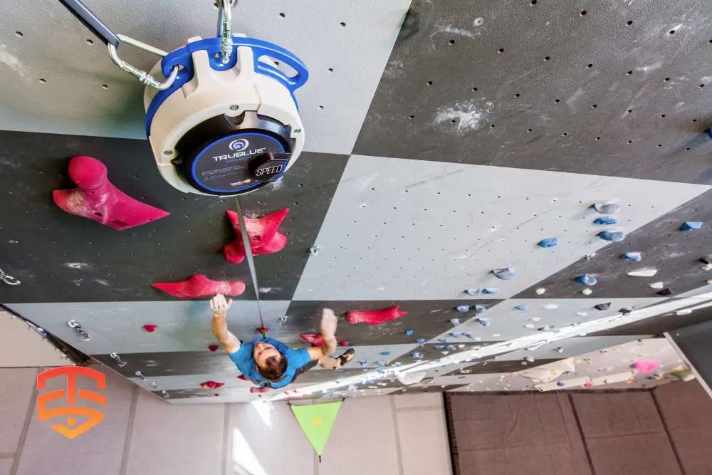 Das Selbstsicherungsgerät TRUBLUE Speed ​​​​hat den gleichen Ruf für Zuverlässigkeit und Qualität wie das Selbstsicherungsgerät TRUBLUE, wurde jedoch speziell für das Wettkampf- und Speed-Klettertraining entwickelt.