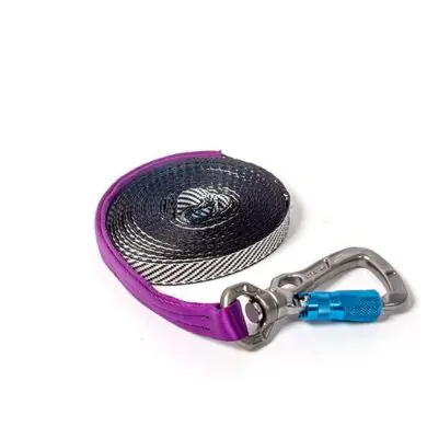 De TRUBLUE XL Automatische zekering is uitgerust met een webbing die in het veld door de eigenaar kan worden vervangen met behulp van de Replacement Webbing.