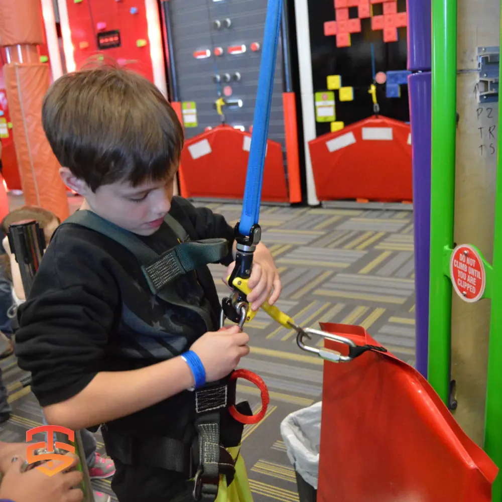El Self Belay es un accesorio de autoaseguramiento que elimina las liberaciones accidentales de las correas del escalador y elimina la dificultad de tirar de las correas para sujetarlas.