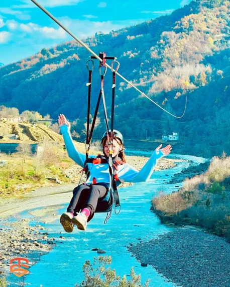 Großer Zipline Sit Comfort Harness mit orangefarbenem Gurtband in Aktion - Sorgen Sie für Ihren Komfort!