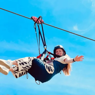 Arnés Zipline Sit Comfort con montaje Tri Sling en acción - ¡Pide el tuyo hoy mismo!