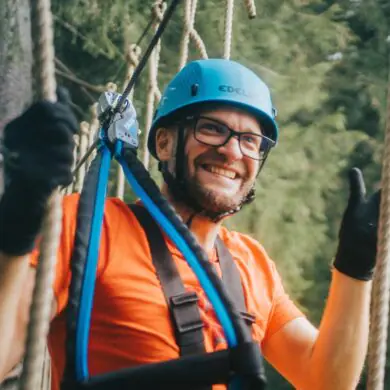 Technical Specs: 440g weight, 54-60cm range, PP Shell. The Edelrid Ultralight offers superior engineering for professional ropes courses.