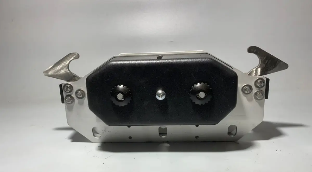 Polea de tirolesa autofrenante con freno magnético integrado