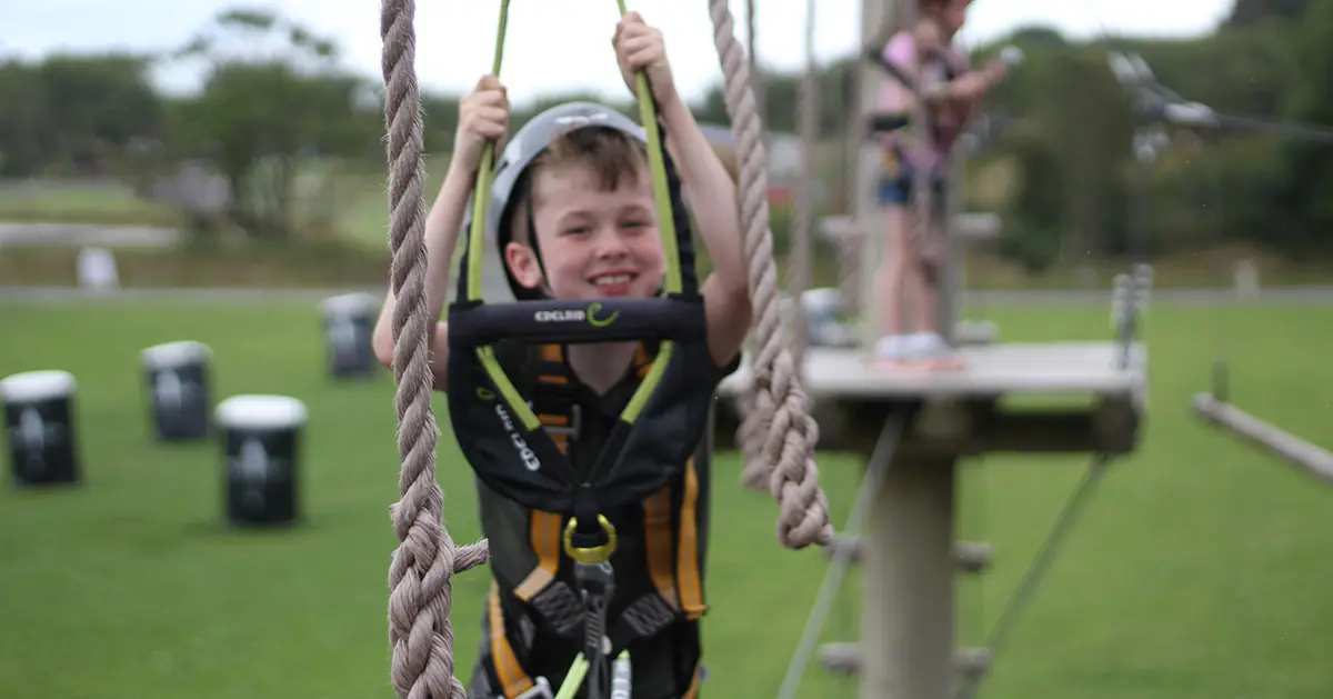 Choosing the right ropes course equipment is key. This guide for operators covers innovative safety gear from Edelrid to enhance your facility.