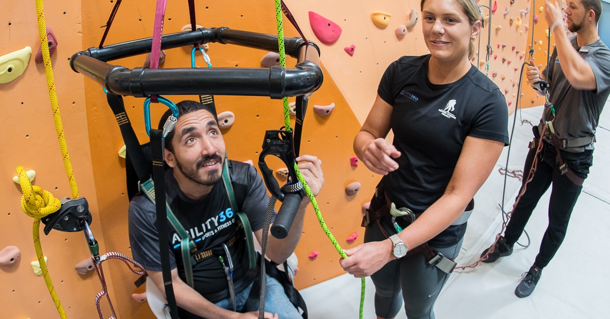 Mo Beck, National Geographic's Adventurer of the Year 2019 en tweevoudig wereldkampioen paraklimmen, sprak met ons over hoe catch-and-hold-technologie automatische zekeringen toegankelijker kan maken voor adaptieve klimmers dan ooit tevoren.