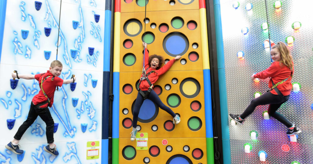 Un centro de ocio familiar, a menudo abreviado FEC en la industria del ocio, también conocido como parque de atracciones cubierto, centro de atracciones familiar, centro de diversión familiar o simplemente centro de diversión, es un pequeño parque de atracciones dirigido a familias con niños pequeños o adolescentes, a menudo totalmente cubierto.