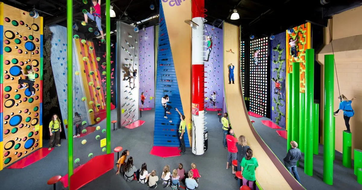 Aumente la diversión y mantenga a los niños ocupados con estos 5 sencillos juegos de escalada FEC. No se necesitan agarres especiales ni compañeros de aseguramiento, ¡solo entretenimiento!