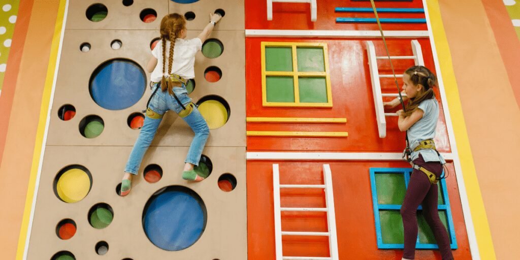 Aumente los beneficios de sus instalaciones. Descubra cómo mejorar el retorno de la inversión de su rocódromo gracias a la gran participación de los espectadores y la reducción de los costes de personal con Autoaseguramientos. 