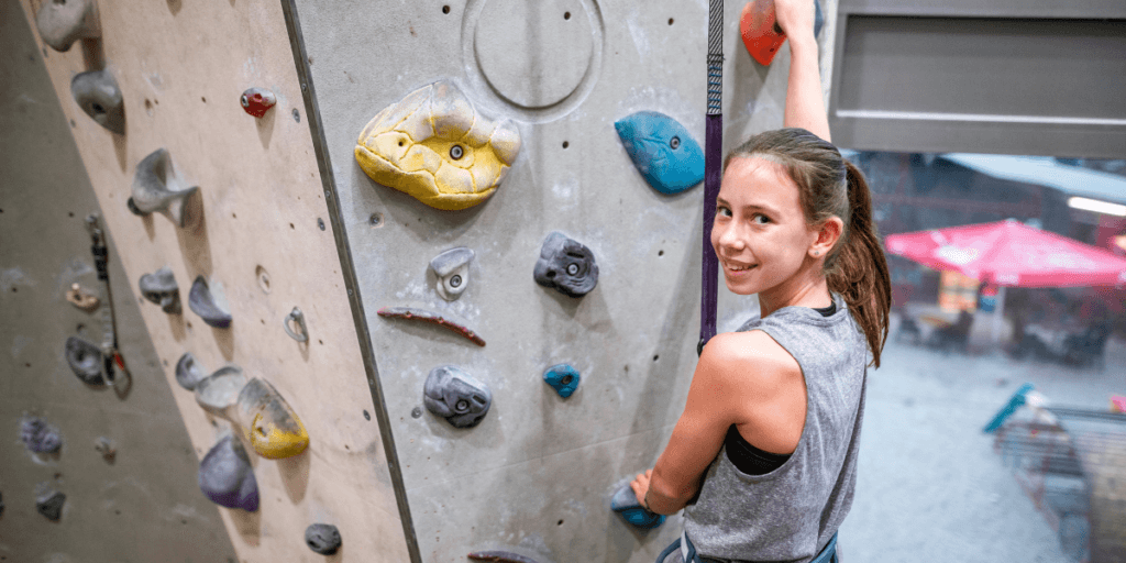 Escala con confianza: aprende cómo los sistemas de autoaseguramiento hacen que cada escalada sea segura, automática y divertida, tanto para los escaladores principiantes como para los experimentados.