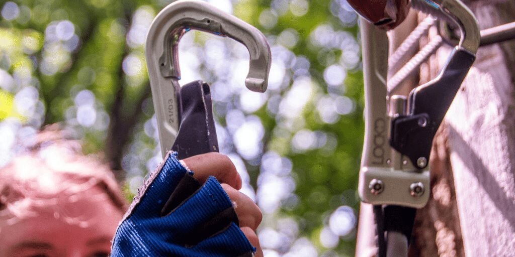 Los sistemas de aseguramiento inteligentes utilizan mosquetones interconectados para mejorar la seguridad, garantizando que los participantes no puedan desconectar accidentalmente ambos mosquetones a la vez.