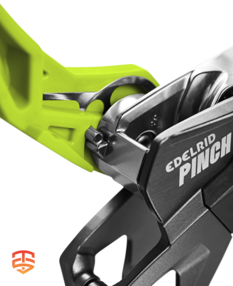 Climbing gyms, zip lines, high ropes courses - the Edelrid PINCH conquers all. Versatile, durable, and built for pros.