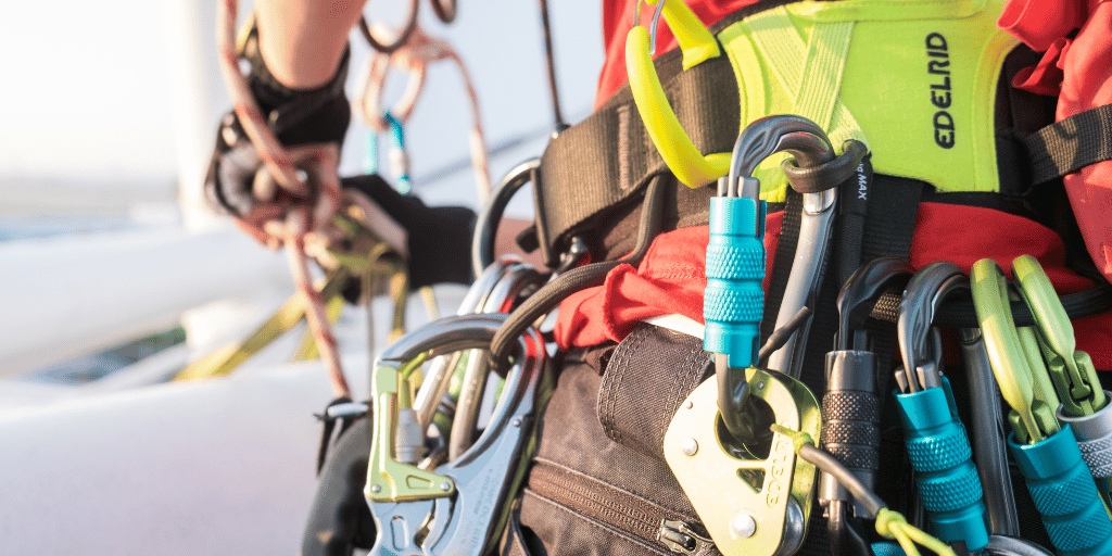 Industrial emergencies? Be prepared. Learn how user-friendly rescue lifting devices (EN 1496) streamline rescues in high-bay warehouses and on wind turbines. Fast lifting, controlled descent - prioritize worker safety with efficient equipment.