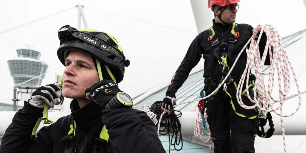 Discover the essential equipment for complex rescue operations. We detail the PPE, lifting devices, and rope systems used by elite professional teams.Discover the essential equipment for complex rescue operations. We detail the PPE, lifting devices, and rope systems used by elite professional teams.