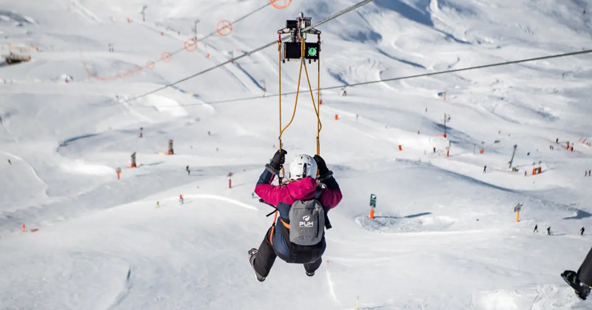 Improve guest safety and arrival consistency using a Speed-regulating zipline trolley. Find out why autonomous logistics are the future of adventure parks.